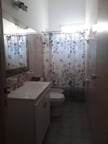 Casa centrica في سان رافاييل: حمام مع حوض ومرحاض ودش