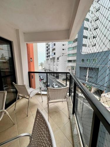 balcón con sillas y vistas a la ciudad en Apartamento 30 Mts Praia Balneário Camboriú, en Balneário Camboriú