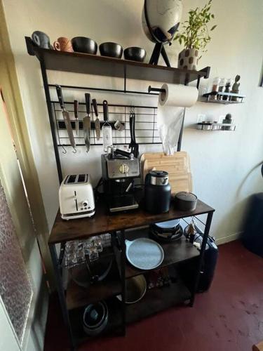 Cette chambre dispose d'une table et d'ustensiles de cuisine. dans l'établissement Fenêtre sur Grasse, à Grasse