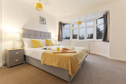 Un dormitorio con una cama grande y una bandeja. en Large 4 bed Coventry house Contractors Professionals Private parking Close to NEC, en Parkside