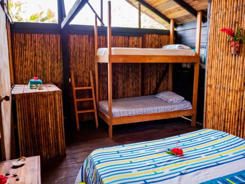 Pokój z 2 łóżkami piętrowymi i łóżkiem w obiekcie Ecohotel Riomar Mecana w mieście Bahía Solano