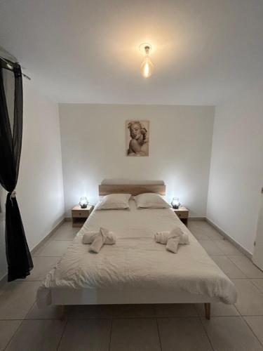 1 dormitorio con 1 cama con toallas en Appartement avec Terrasse et box en Marsella