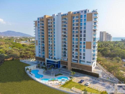 Вид на басейн у Apartamento con vista al mar Santa Marta або поблизу