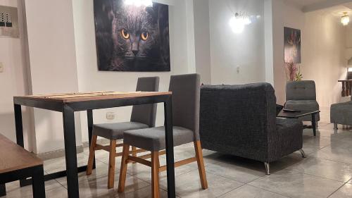 a room with a table and chairs and a picture of an owl at CASA CON JACUZZI CENTRO PEREIRA in Pereira