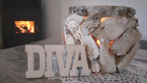 a fireplace with the word pray in front of it at Kuća za odmor DIVA*** in Donja Stubica