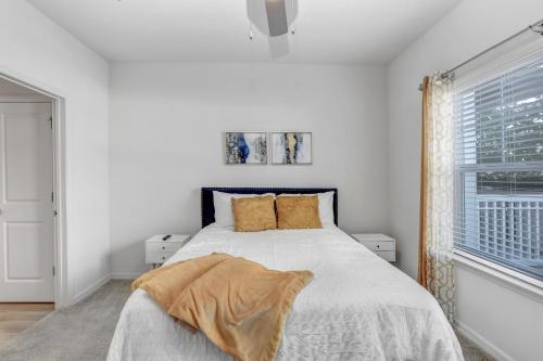 Postel nebo postele na pokoji v ubytování 2-Bedroom Eccentric Oasis