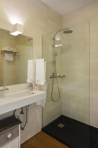 a bathroom with a sink and a shower at Quinta d'Anta- Hotel Rural in Maiorca
