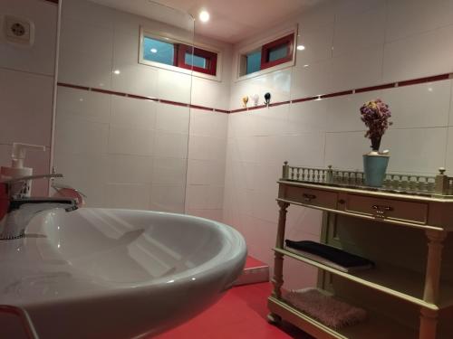 y baño con bañera y lavamanos. en Loft Puerto de Navacerrada, en Cercedilla