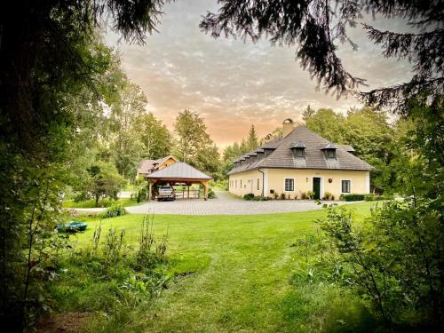 a large white house with a pavilion in a yard at Itha’s secret escape in Langschlag