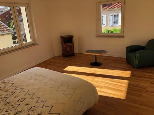 Ruang duduk di Metz Sud - A31 - Appartement rénové - 2 ch - 80 m2 - Entre Nancy et Luxembourg - Waves
