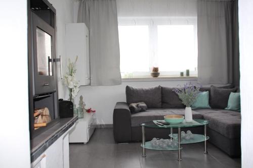 - un salon avec un canapé et une table dans l'établissement Refugium 2020, à Marienheide