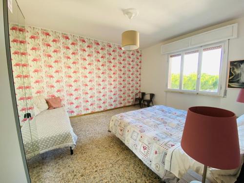 una camera con letto e finestra di Jane's Apartment Rental a Pisa