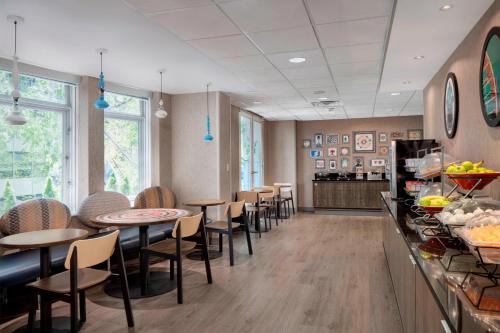 Fairfield Inn and Suites Chicago Downtown/ Magnificent Mile Image