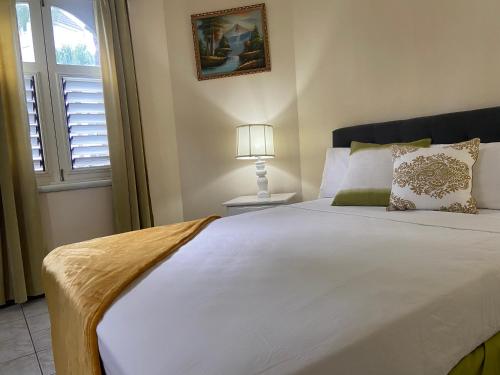 奧喬里奧斯的住宿－Firefly at Sandcastle，卧室配有一张大白色床和窗户