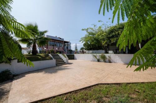Сад в Eleni Residence by the sea