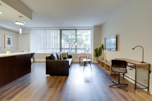 uma sala de estar com um sofá e uma mesa em Great Condo for a Comfortable Stay @Crystal City em Arlington