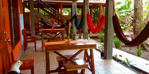 - une terrasse couverte avec des hamacs et une balançoire dans l'établissement Gecko de Tortuguero, à Tortuguero