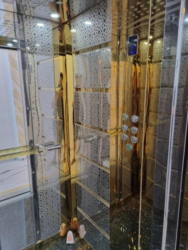 een douche in een kamer met een glazen wand bij Eden jardin in Nador