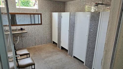 カンポ・グランデにあるRua Piracicaba, 69, Pousada Aquaのバスルーム(一列の屋台と鏡付)