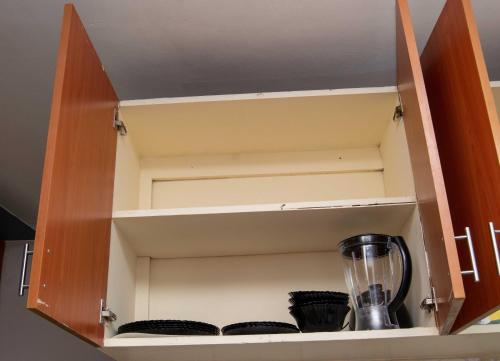 Tina's 1 BR Apartment with Fast Wi-Fi, Parking and Netflix - Kisumuにあるキッチンまたは簡易キッチン