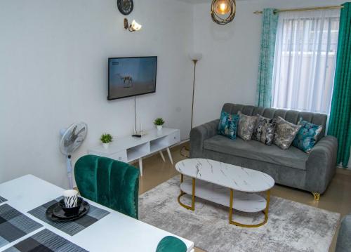 Zona de estar de Tina's 1 BR Apartment with Fast Wi-Fi, Parking and Netflix - Kisumu