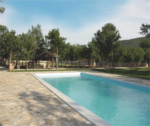 una piscina de agua azul en un patio en Micanovi Dvori Mobile Home Village Zrmanja, en Obrovac