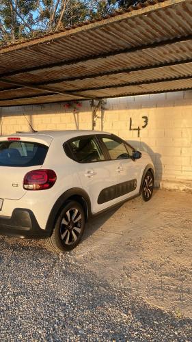 biały samochód zaparkowany przed garażem w obiekcie SEA VIEW APARTMENT / a primera línea de playa w Maladze