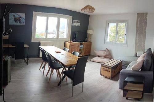 ein Wohnzimmer mit einem Tisch und einem Sofa in der Unterkunft appartement T2 - 2 lits 4 personnes in Pau