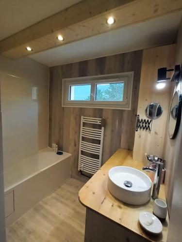 ein Badezimmer mit einem Waschbecken, einem WC und einer Badewanne in der Unterkunft appartement T2 - 2 lits 4 personnes in Pau