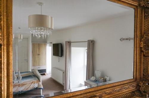 uno specchio in una stanza con un letto e una camera da letto di The Landmark a Cork