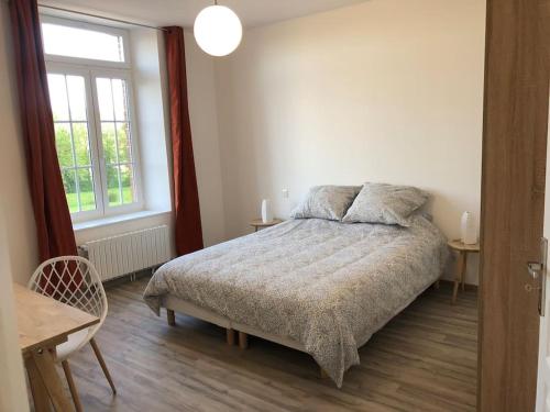 ein weißes Schlafzimmer mit einem Bett und einem Fenster in der Unterkunft La Brossière in Landouzy-la-Cour