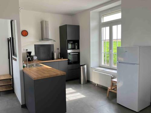 La cuisine est équipée d'un réfrigérateur et d'un évier. dans l'établissement La Brossière, à Landouzy-la-Cour