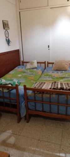 2 Betten nebeneinander in einem Zimmer in der Unterkunft 8C Departamento con Vista al Mar in Mar del Plata