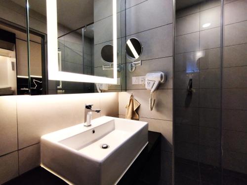 y baño con lavabo blanco y espejo. en TopGenting RetreatColdSuite4Pax @GrdIonDelmn, en Genting Highlands