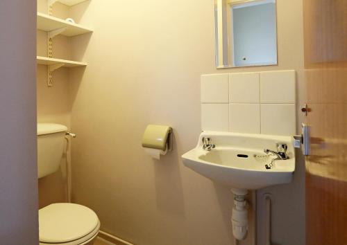 uma casa de banho com um lavatório e um WC em Comfy Quarters from 'TOBS Norwich' em Norwich