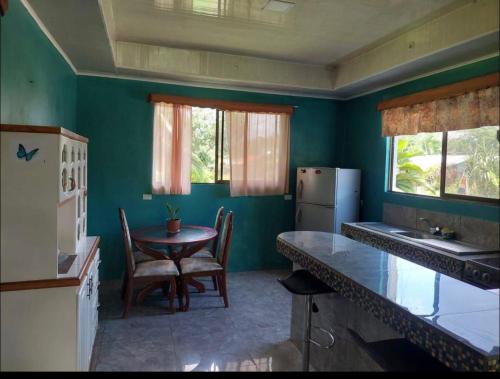 Кухня или мини-кухня в Casa Los Aguinaldos
