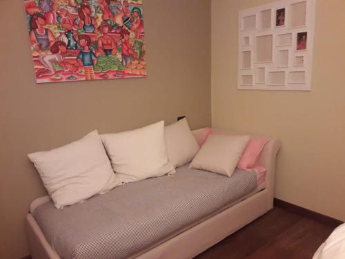 un divano con due cuscini sotto un quadro di Cervinia a Breuil-Cervinia