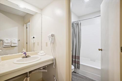a bathroom with a sink and a shower at Cedarbrook Queen Studio 207 in Killington