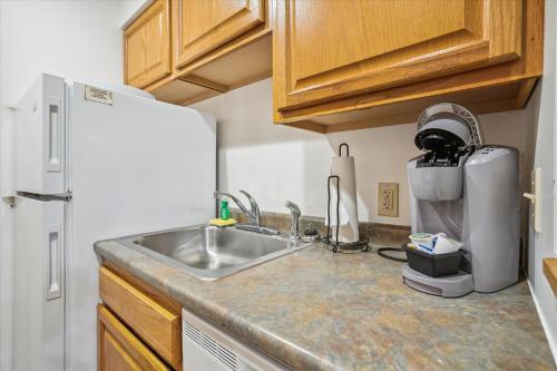 Η κουζίνα ή μικρή κουζίνα στο 208 Cedarbrook One bedroom Queen Suite