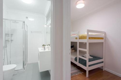 een badkamer met een witte plank met een wastafel en een toilet bij Central 2bed apt in Matosinhos in Matosinhos
