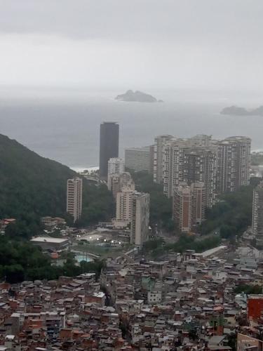 widok na miasto z budynkami i ocean w obiekcie Rocinha House w mieście Rio de Janeiro