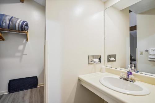 Ein Badezimmer in der Unterkunft Cedarbrook Queen Studio 210