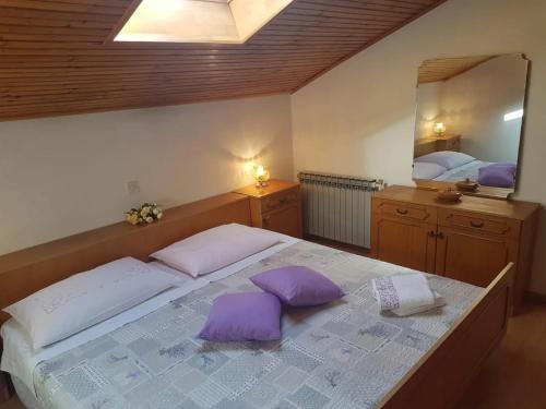 Ένα ή περισσότερα κρεβάτια σε δωμάτιο στο Apartments with a parking space nska, Krk - 21684