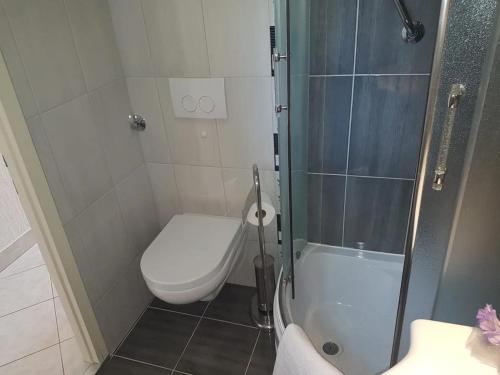 Ένα μπάνιο στο Apartments with a parking space nska, Krk - 21684