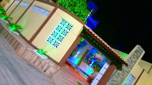 ein Haus mit Weihnachtslichtern an der Vorderseite in der Unterkunft Casa em Milagres in São Miguel dos Milagres