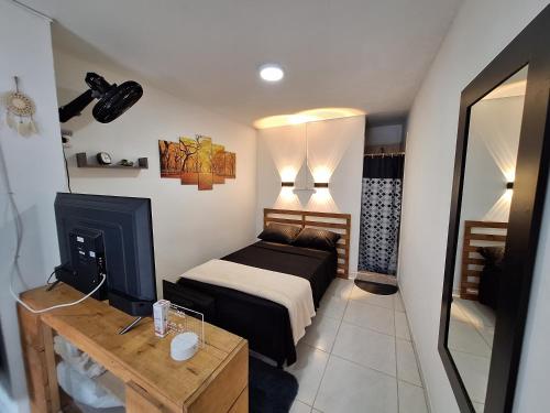 een kleine slaapkamer met een bed en een open haard bij Osimiri apartamento Naturaleza y aventura in San Rafael