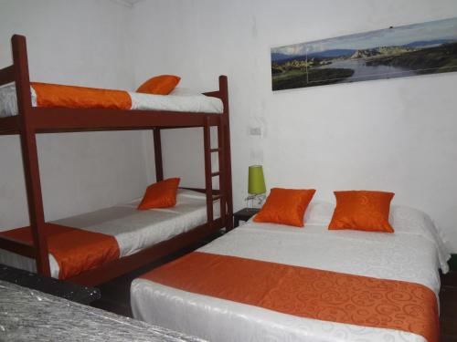 Tempat tidur susun dalam kamar di Raices Hotel San Agustin