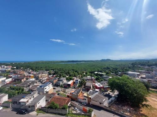 una vista aérea de una pequeña ciudad en una ciudad en Apartamento aconchegante, linda vista e com garagem, en Guarapari