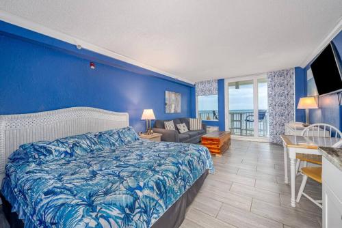 Postel nebo postele na pokoji v ubytování Direct oceanfront view 8th floor, king size bed, largest pool in Daytona Beach !