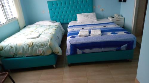 A bed or beds in a room at Hospedaje La Ola Azul